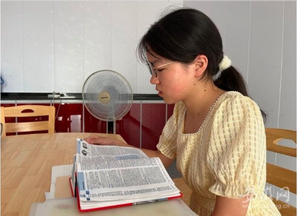 大皖阳光助学丨安徽乡村女孩考上北大：暑期在家学英语 称父母是坚强后盾