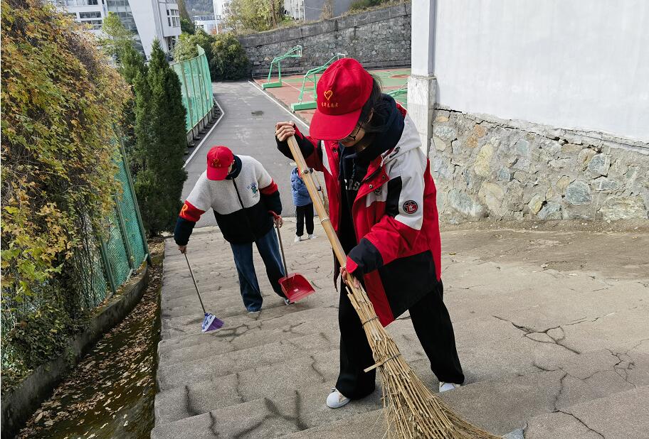 “国际志愿者日”珍珠社开展清扫台阶活动